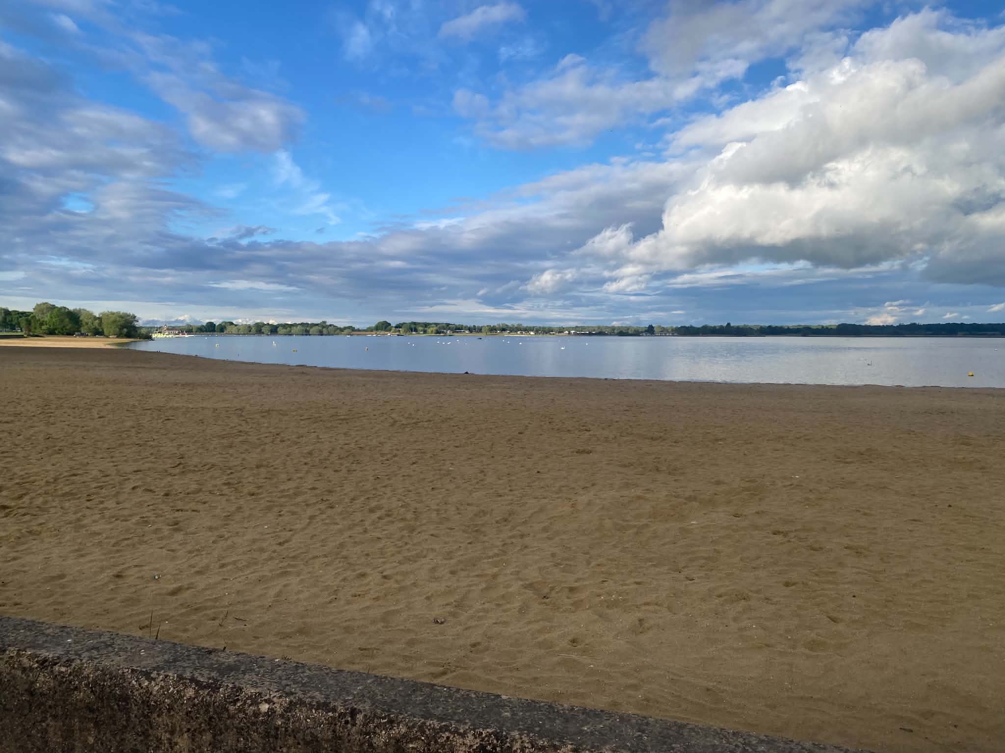 Plage de sable au bord du lac