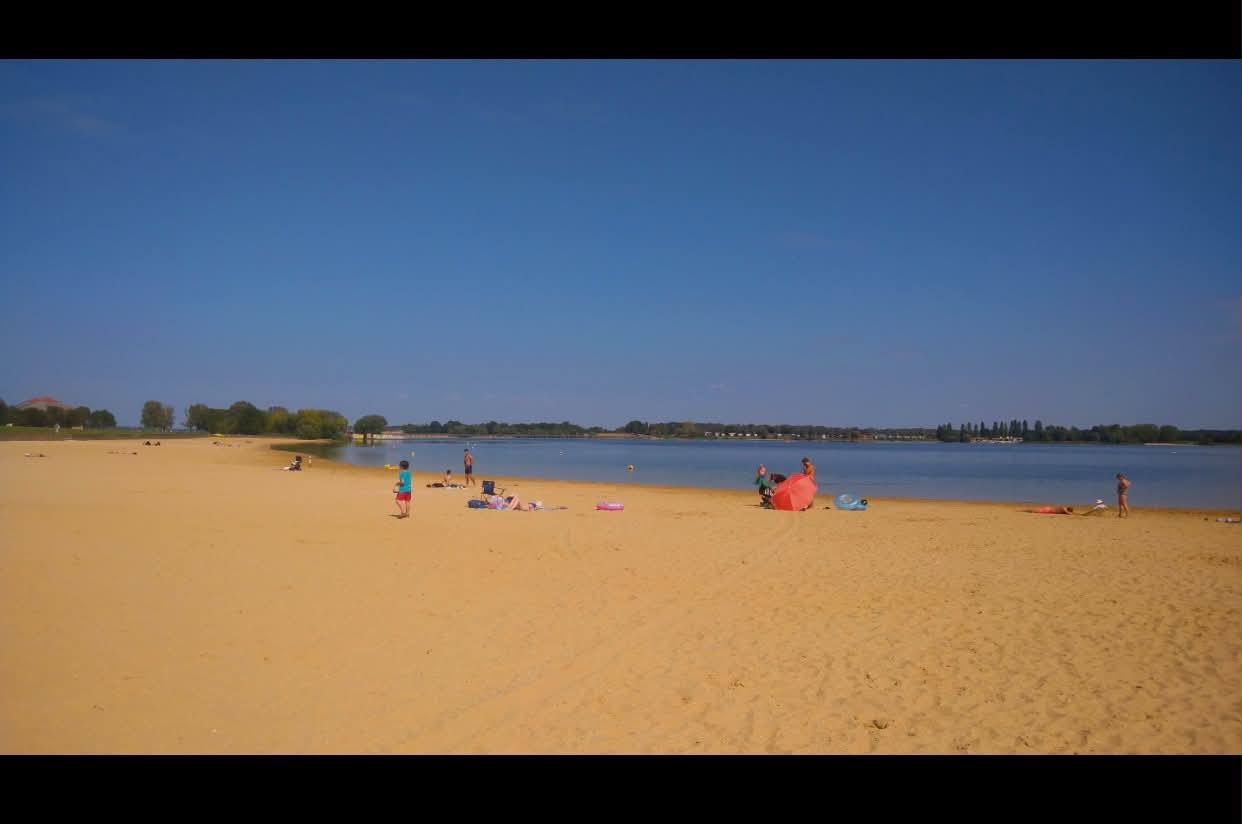 Journée estivale sur la plage du lac